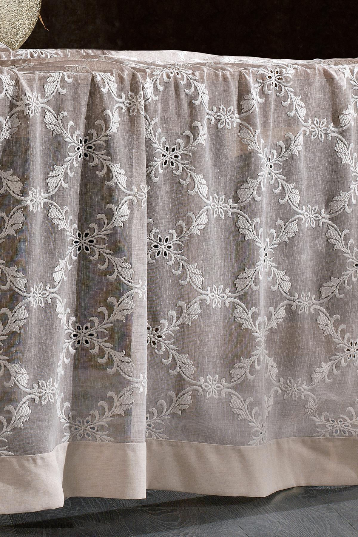 Tovaglia color crema antimacchia, con ricami a fiori bianchi, 160x260 cm