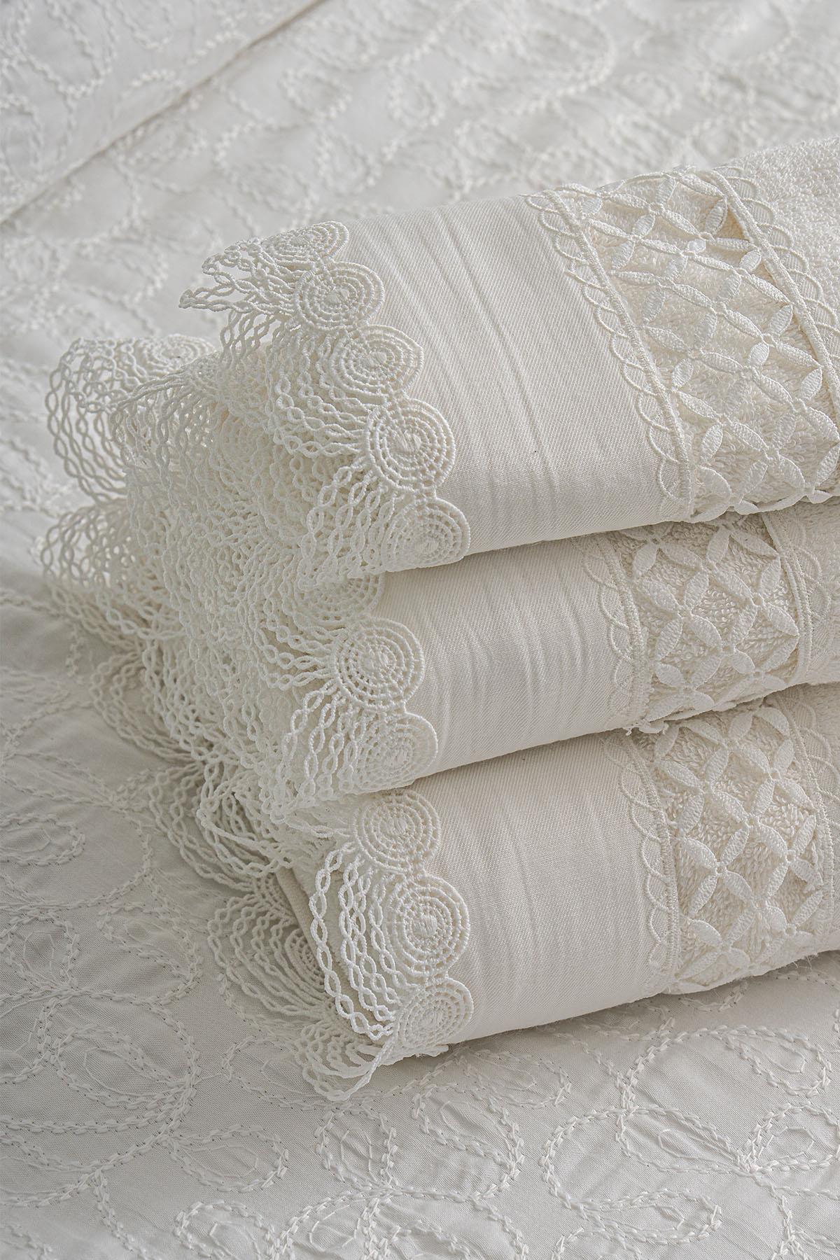 Asciugamano da bagno ricamato Queen (90 x 150 cm)