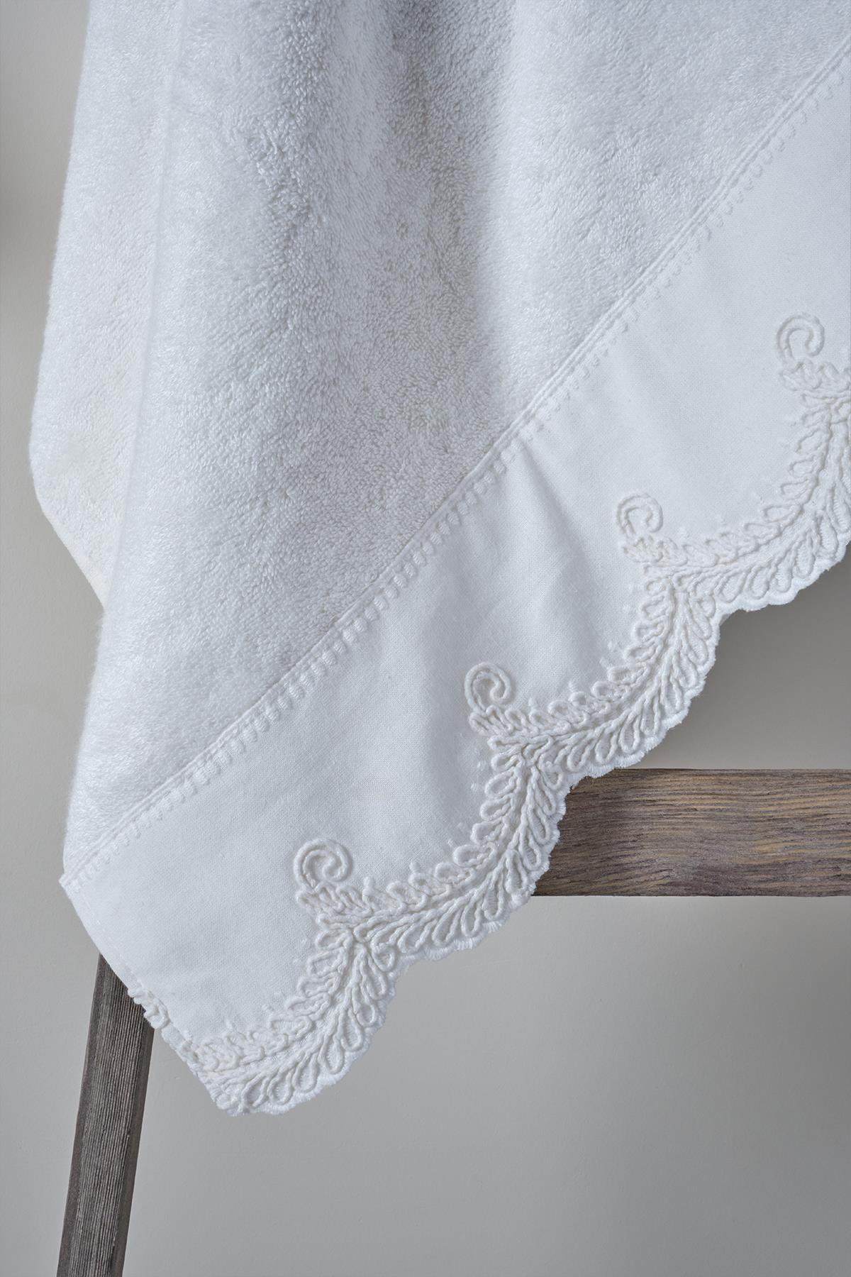 Asciugamano viso in cotone bianco con bordo ricamato, 50x90 cm, su appendino in legno