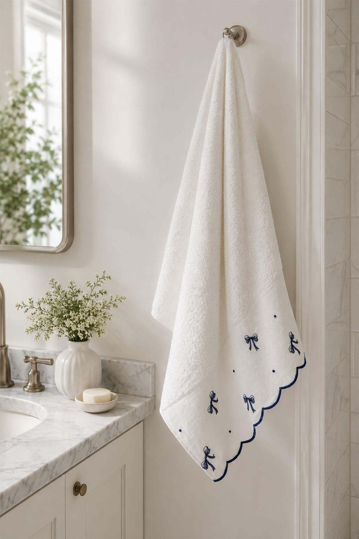 Asciugamano viso Serena con ricamo a fiocco (50 x 90 cm)