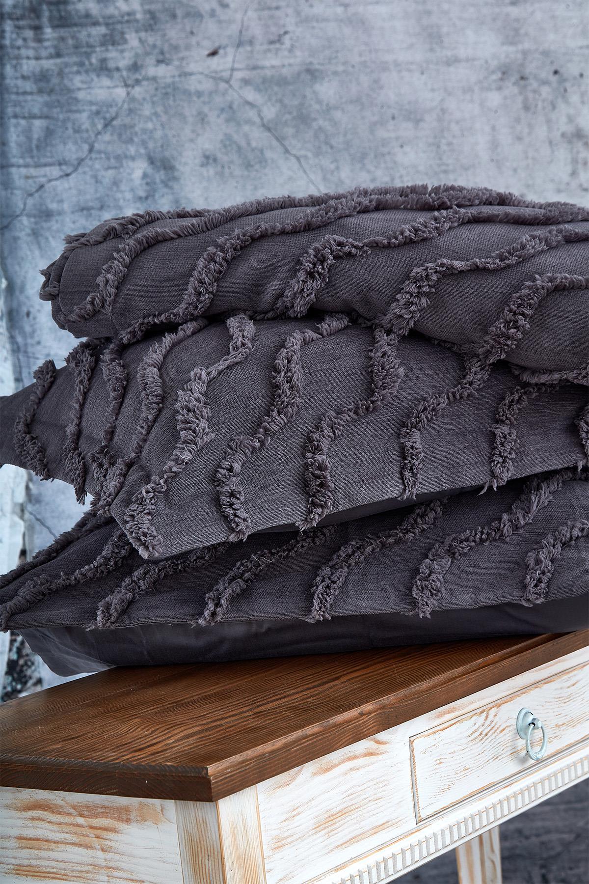 Copriletto matrimoniale nero con texture effetto lino su comodino in legno