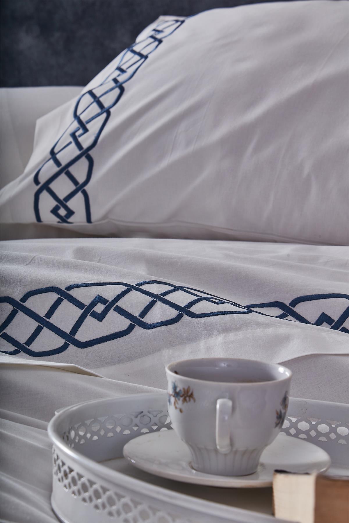 Set copripiumino matrimoniale 3 pezzi con ricamo a catenella Valencia - Nazik Home - Valore alla mia casa!