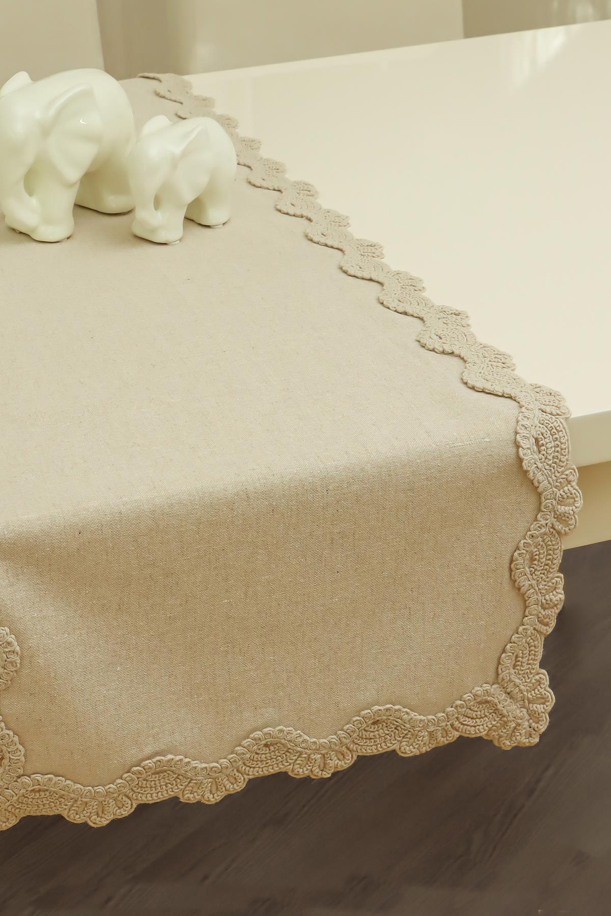 Runner da tavola beige con dettagli in pizzo, decorazione con elefante in ceramica, elegante decorazione per la tavola